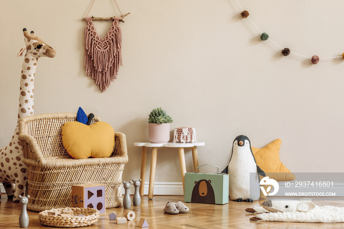 时尚的北欧儿童室内，配有天然玩具、悬挂装饰、设计家具。