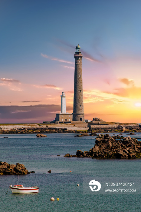 Plouguerneau. Coucher de soleil sur le phare de lile Vierge. Finistère. Bretagne	