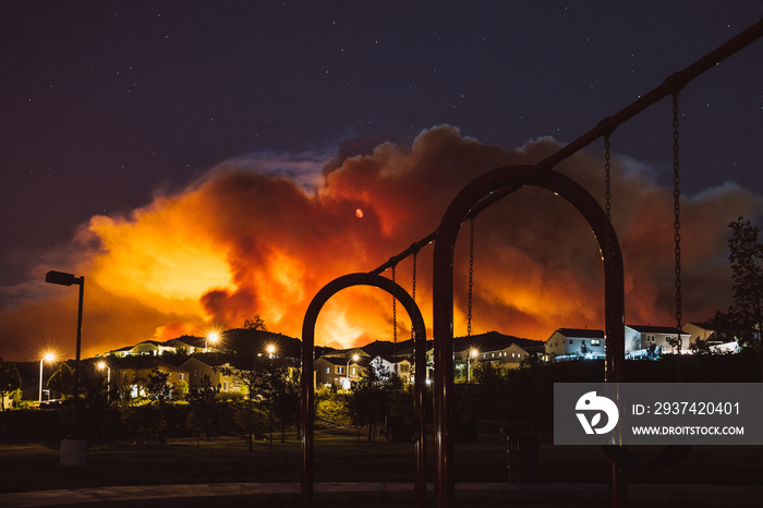 加州野火夜间在居民区上空熊熊燃烧