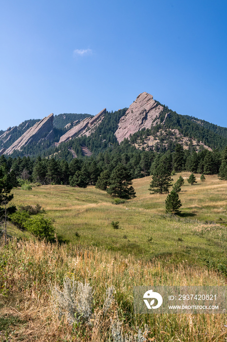 Chautauqua公园徒步旅行区风景秀丽。可以看到著名的熨斗岩层