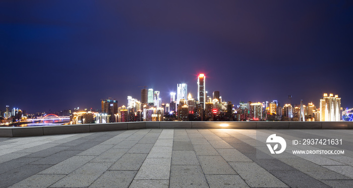 从空荡荡的楼层看重庆夜晚的城市景观和天际线