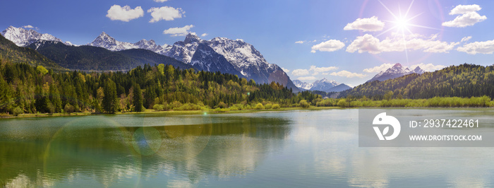 拜仁全景Landschaft mit Alpen im Karwendel and Spiegelung im Isarsee