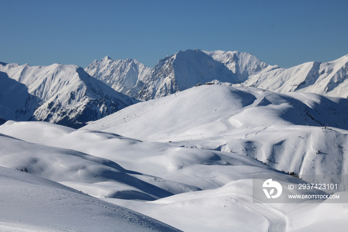 paysage alpin en hiver , paysage sous la neige de la station de ski de lAlpe dhuez en Isère dans l