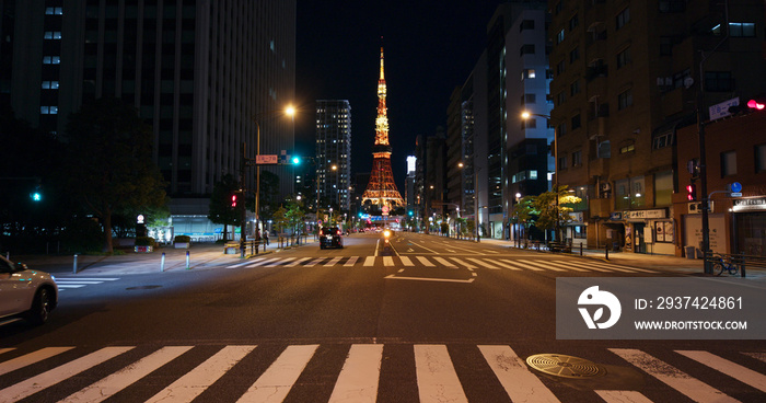 夜晚的东京城市街道