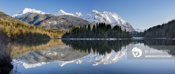 拜仁全景Landschaft mit Karwendel Gebirge und Isar