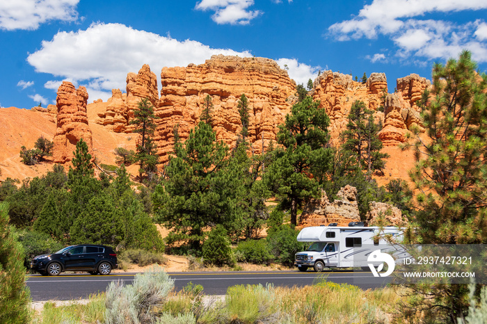 美国犹他州红峡谷：白色房车在红岩国家的柏油路上行驶。顶峰和连帽