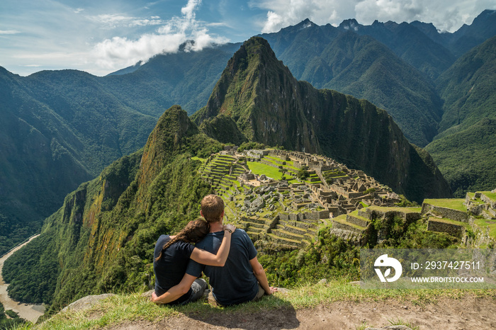 Paar geniesst Aussicht auf Machu Picchu