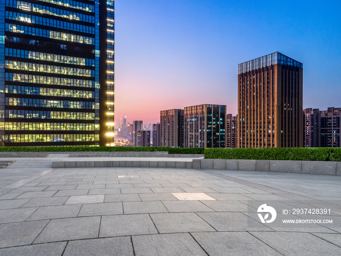 空旷的广场与中国现代城市建筑背景