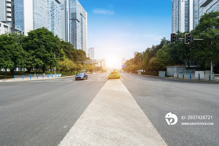 高速公路和现代城市天际线在中国重庆。