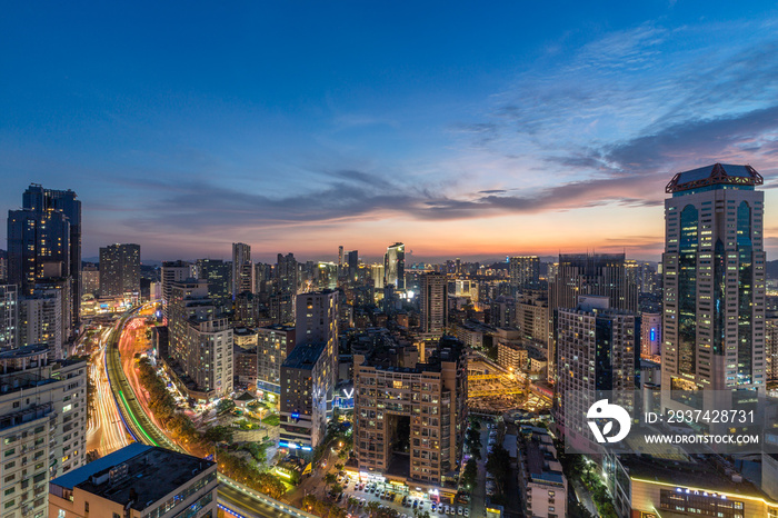 中国福建著名南方城市厦门城市天际线的日落景观