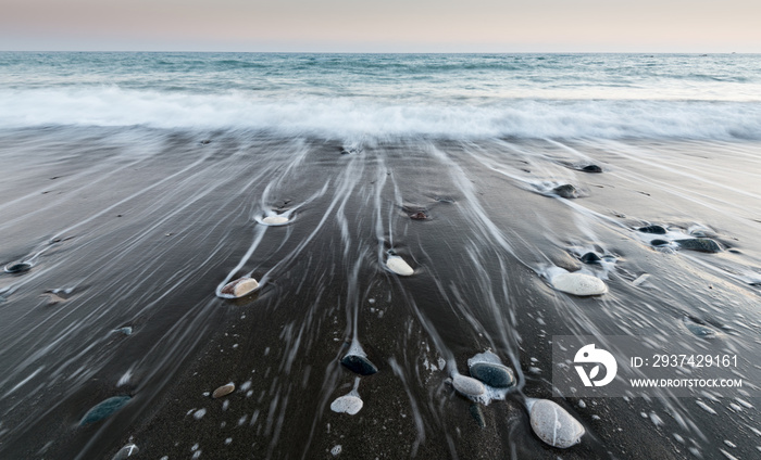 海滩上的卵石和流动的海水