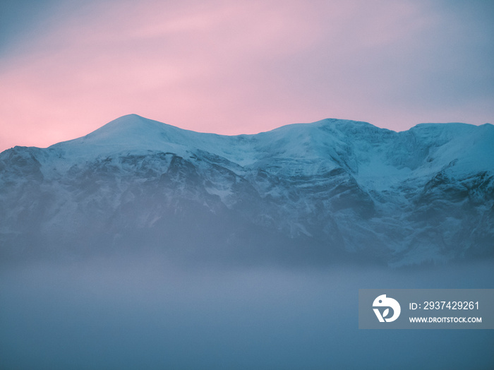 充满紫色薄雾的梦幻山，令人难以置信的超现实主义灵感景观