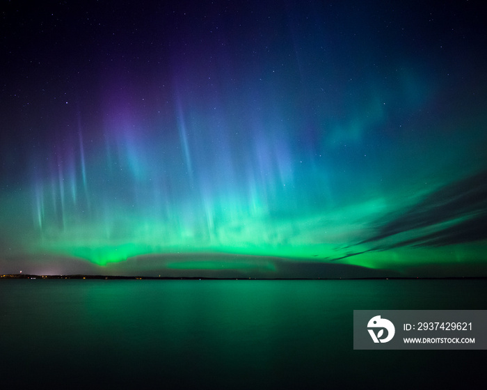 芬兰湖面上的北极光