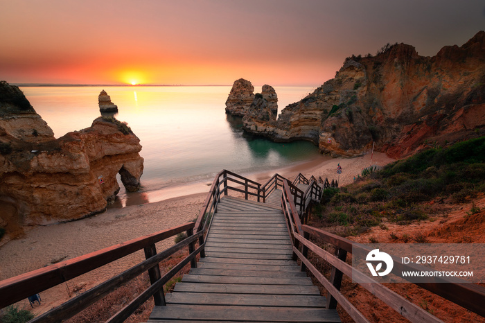 Ponta da Piedade的海湾和悬崖是葡萄牙阿尔加维地区最著名的景点。