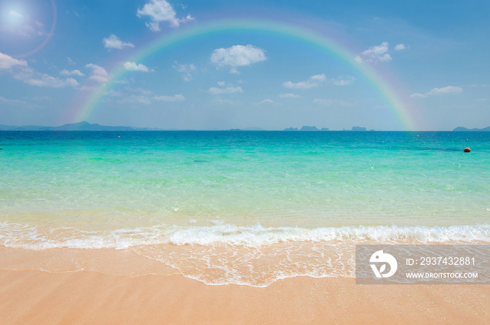 泰国安达曼海热带海滩上的彩色彩虹。