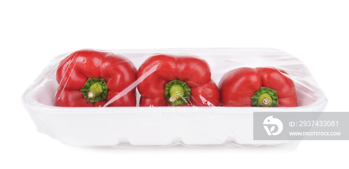 白色隔离食品薄膜中包装的辣椒