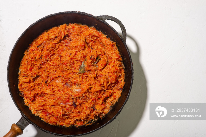 白底煎锅里的Jollof米饭。一道传统的尼日利亚菜，由米饭、西红柿和
1500793515,高棉寺庙Prasat Hin Phanom Rung（Phanom Rang石头城堡）