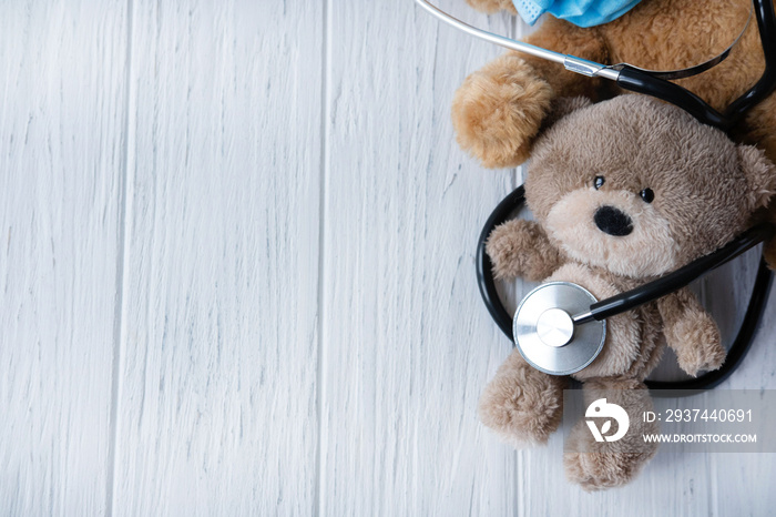 儿科诊所的背景。儿童疾病的治疗。带听诊器的玩具熊