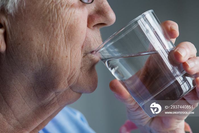 老年妇女饮水侧视图