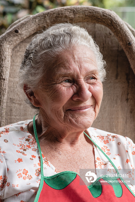 RETRATO DE UNA SEÑORA ADULTA MAYOR SCON UNA LEVE SONRISA EN SU ROSTRO