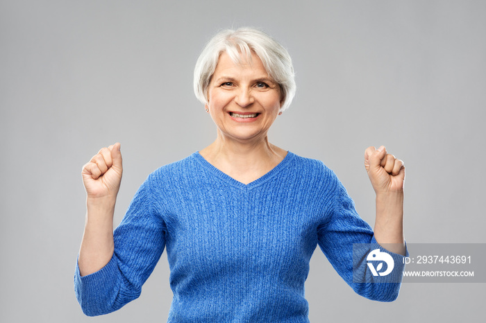 成功、情感和老年人概念——快乐的老年女性庆祝战胜g的画像