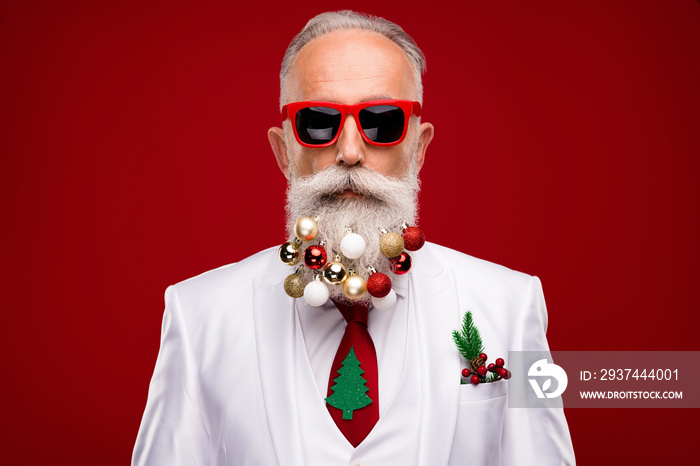 严肃的老酷男人的照片，戴着太阳镜胡子装饰小玩意，树领带隔离在红色背景上