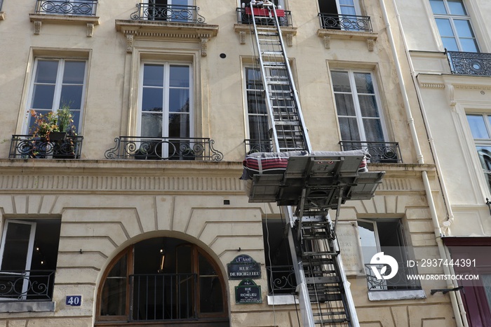 Monte meuble de déménagement sur la facade dun immeuble parisien, ville de Paris, île de France, Fr