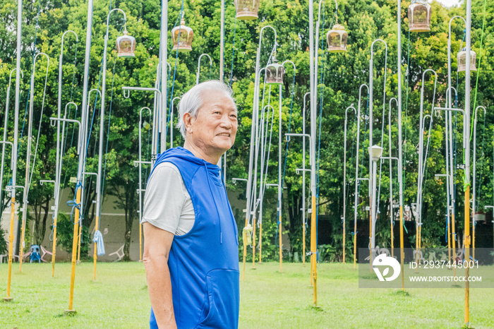 一位活跃的老年鸟类收藏家