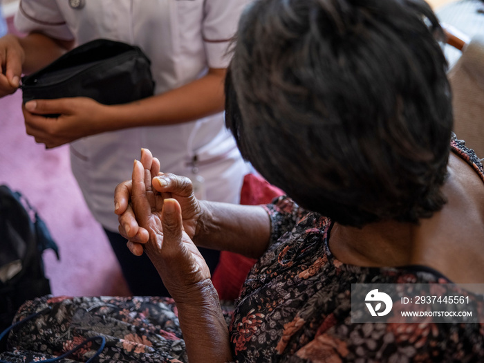 Nurse�taking care of elderly woman