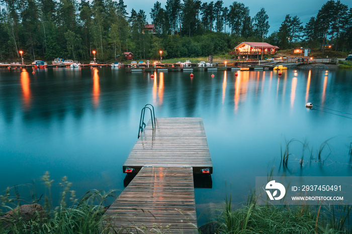 瑞典。夏日夜晚湖边美丽的木码头。湖泊或河流景观