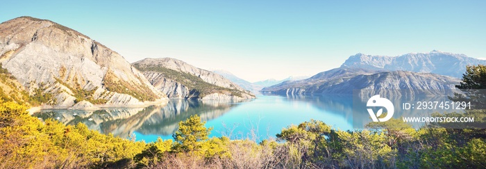 在阳光明媚的日子里，法国阿尔卑斯山的Lac de serre poncon山湖全景。清澈的蓝色sk