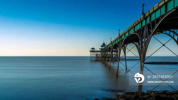 Clevedon码头建于19世纪60年代，被认为是英国最美丽的维多利亚码头。C