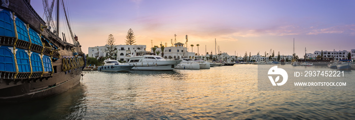 突尼斯El Kantaoui港令人惊叹的码头全景，五颜六色的日落天空和大海，美丽的y