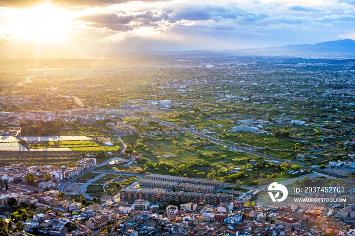 美丽的日落时分，从山上俯瞰穆尔西亚市的城市景观。