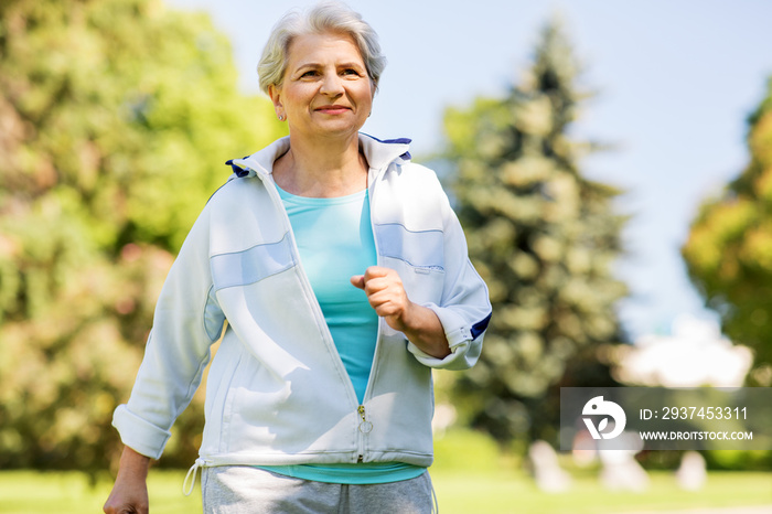健身、运动和健康的生活方式理念——老年女性在夏季公园跑步