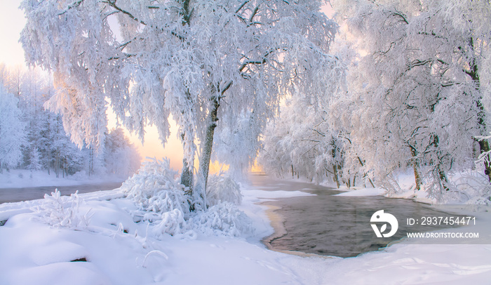 芬兰库默的雪河景观。