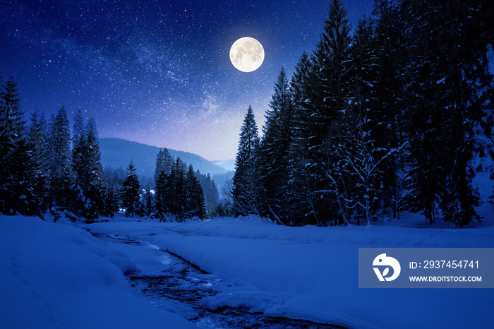 夜晚冰封白雪皑皑的山河。满月阳光下的喀尔巴阡山冬季景观