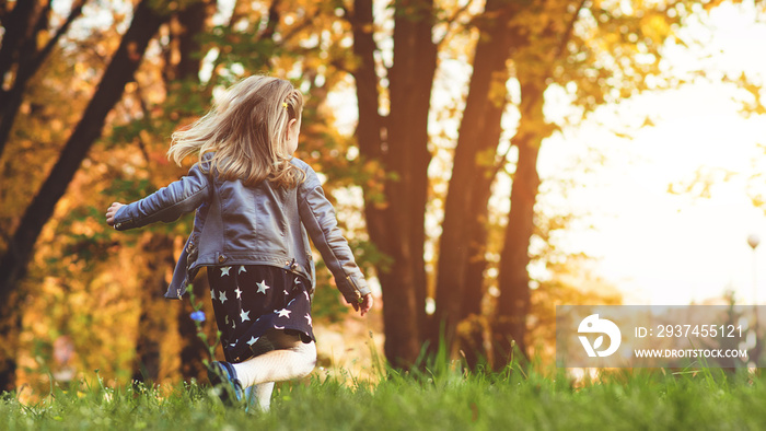 Happy little girl in autumn. Funny child playing outdoors. Autumn fashion. Autumn holidays. Happy ch