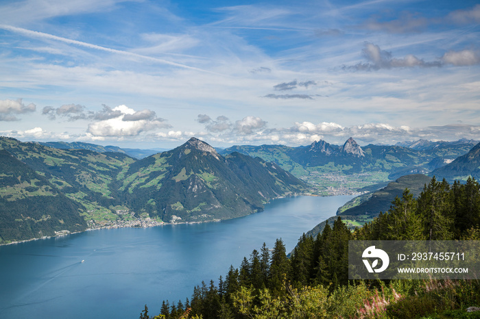 瑞士Vierwaldstatesse湖和阿尔卑斯山的美景