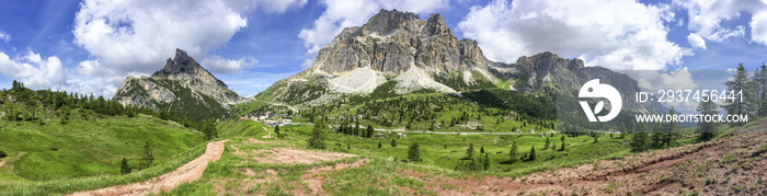 夏季意大利阿尔卑斯山的壮丽全景