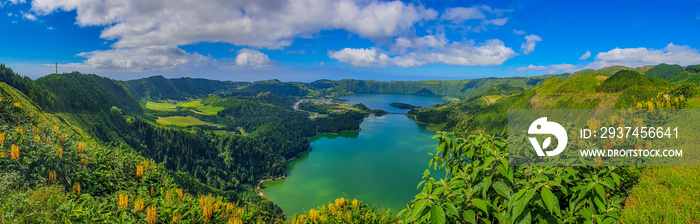 从圣米格的塞特城堡火山口湖俯瞰云朵和蓝天的全景