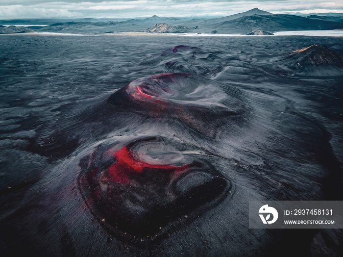 冰岛高地火山口的无人机拍摄，编辑不同。