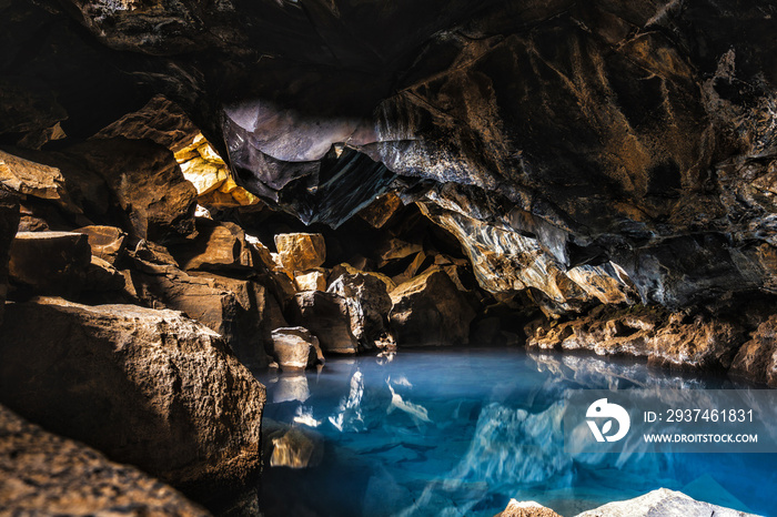 Grjotagja熔岩洞穴，位于冰岛北部Myvatn附近。