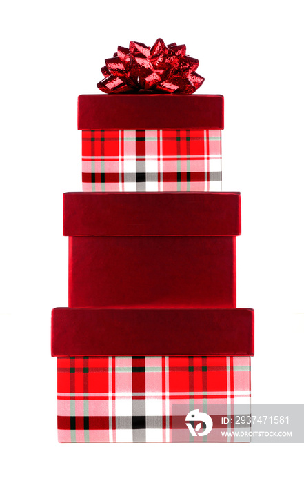 一堆红色格子图案的圣诞礼盒，白色背景上有红色闪亮的蝴蝶结