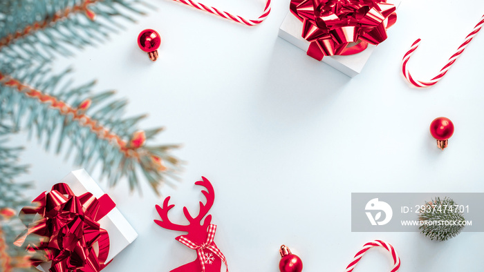 圣诞礼物。白色礼物，带猩红色蝴蝶结、红色球和圣诞树，白色装饰