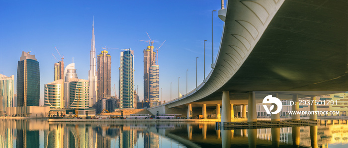 迪拜城市景观和阿联酋商务湾全景
