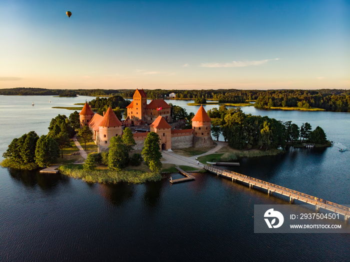 位于立陶宛特拉凯的特拉凯岛城堡鸟瞰图。