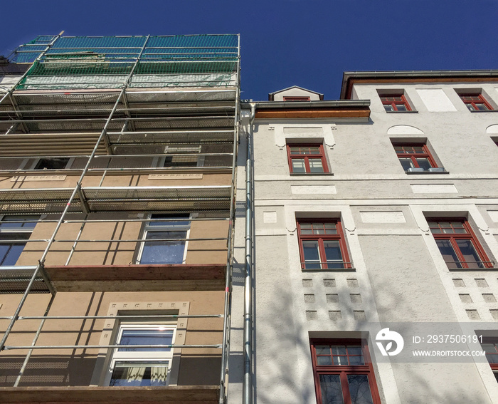 Alt-Neu Gründerzeit Altbau Wohnhaus Fassaden vor und nach der Sanierung