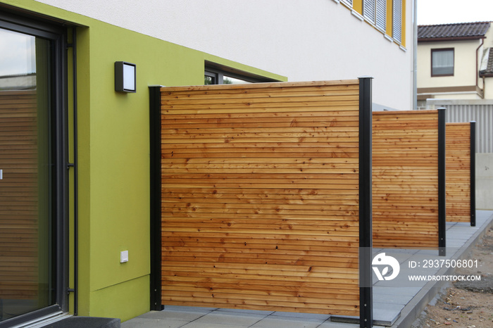 Moderne Sichtschutzzäune aus Holz als Terrassenabgrenzung