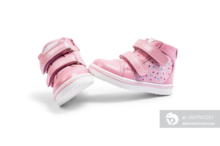白色背景下的粉色儿童运动鞋